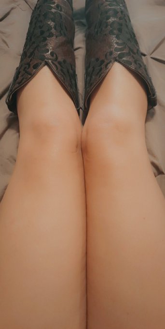 Nothing but my boots on😉 https://t.co/nValswBIH0