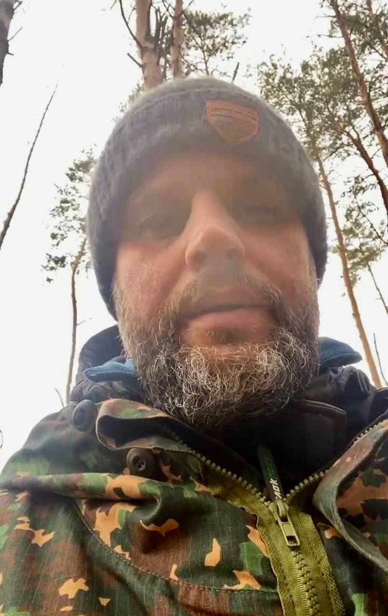 Народный мэр Донецка в 2014 году Павел Губарев, помните такого?
Воюет сейчас рядовым бойцом в составе группировки V под Киевом.
Настоящий мужчина!.