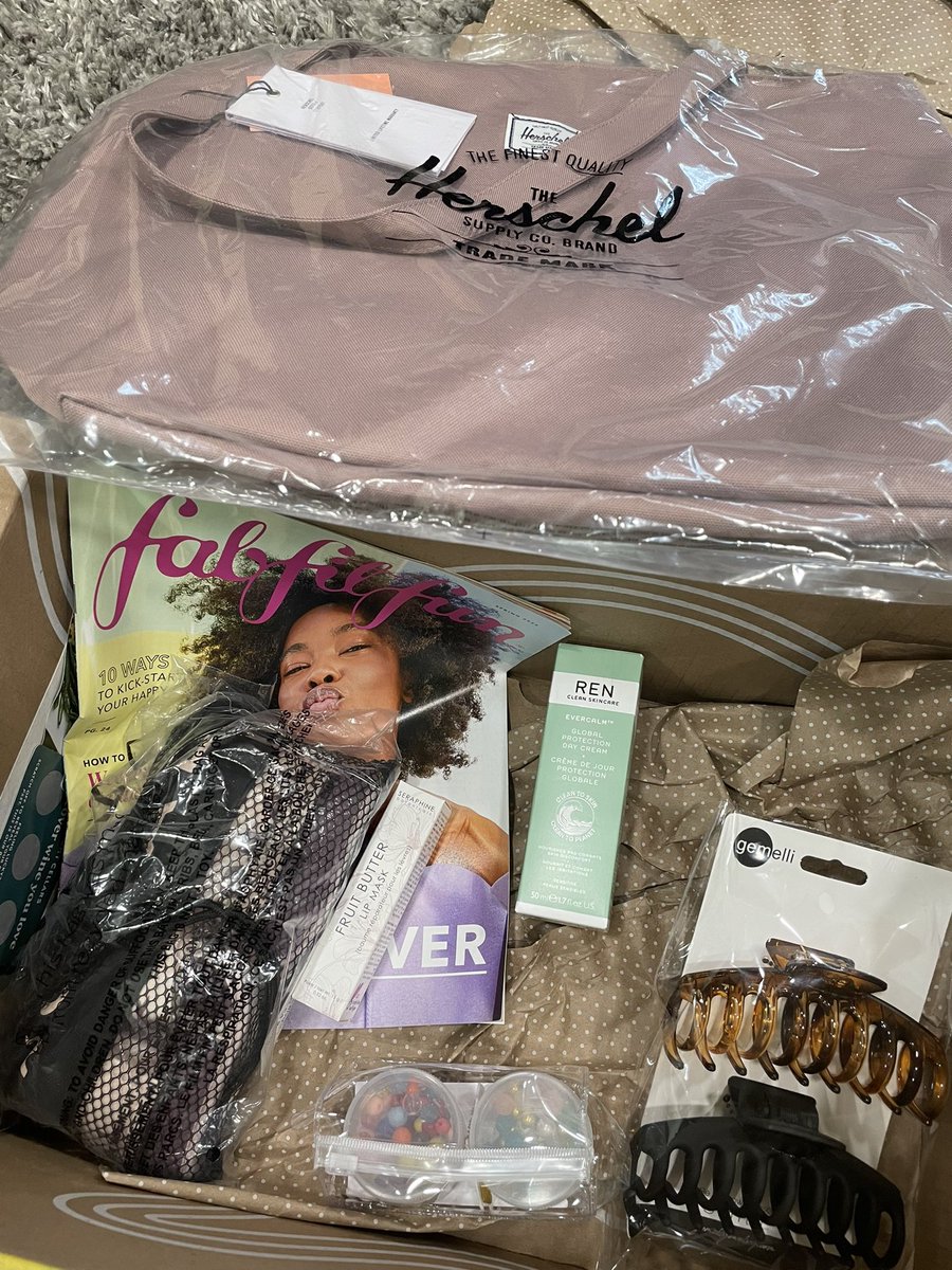 Rachel4786's tweet photo. Purse, weights and lip mask are the same as last seasons box. This is what happens if you forget to choose. No customer care. #Fabfitfail @FabFitFun https://t.co/zryzCHnWWX