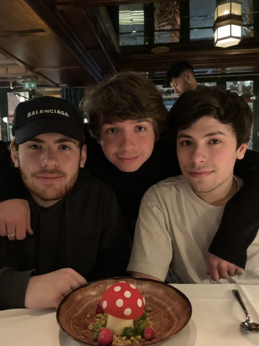 abs3nt_0's tweet photo. THEY ARE THE PRETTIEST BOYS I SWEARRRRRRRRRRR https://t.co/4vdJL3uCxy