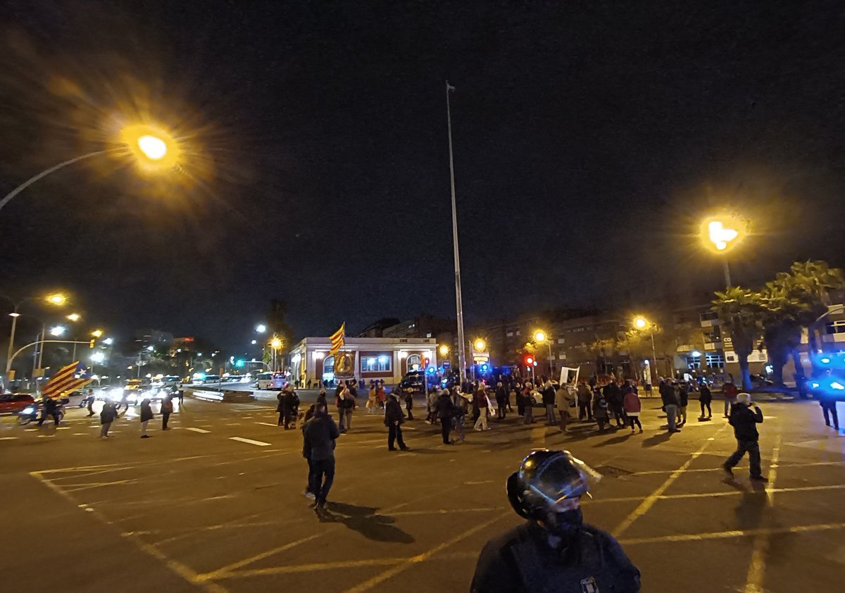 VeinsMeridiana's tweet photo. 700 talls de Meridiana agredint impunement al barri i a tot BCN 😡😡
Estem desemparats per l'inacció d'unes autoritats que ens menystenien i  en canvi recolzen a aquesta gent
El suport a l'independentisme està baixant, com pot ser? Promovent actes com aquests no és d'estranyar... https://t.co/VruCB3xsXt