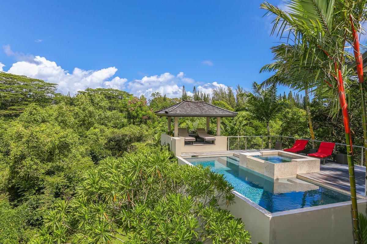 Visit the north shore of #kauai and spend your vacation at this home with a covered lanai amongst the tranquil, tropically-landscaped grounds with a salt-water infinity pool, hot tub, and full-sun lounge area.

#hawaiivacation #vacationrental #pooltime

evrhi.com/vrp/unit/Laule…