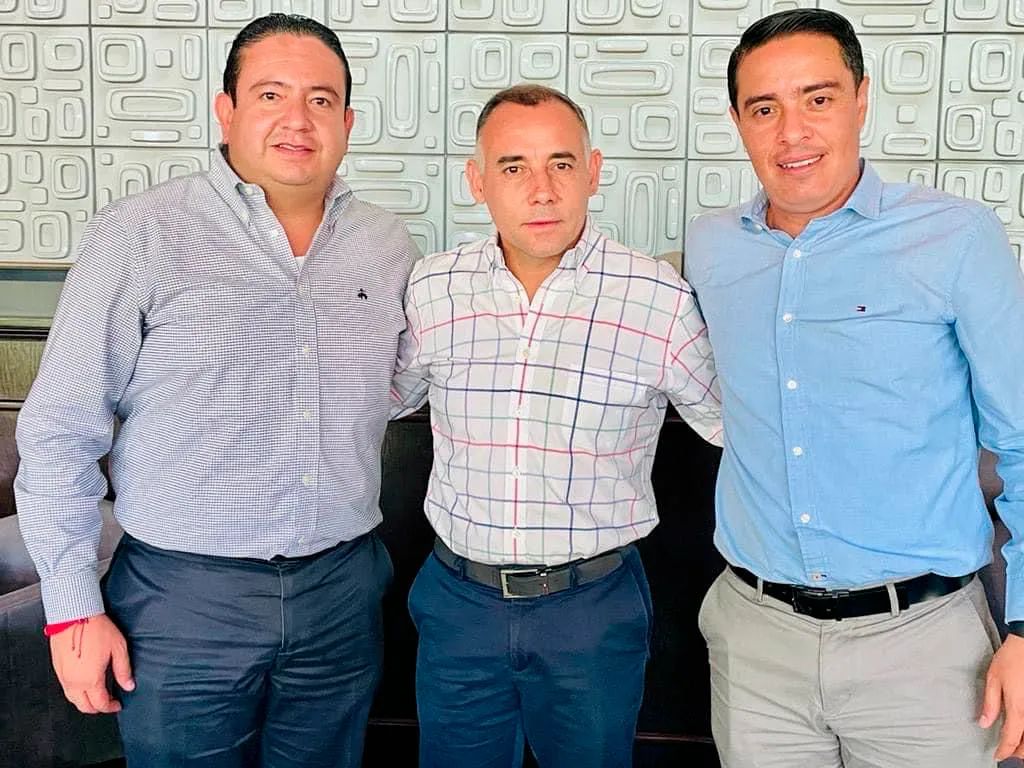 GustavoRoblesM's tweet photo. Esta mañana sostuvimos una reunión de trabajo con el Secretario del Sistema de Asistencia Social del @GobiernoJalisco @AlbertoEsquerG, agradezco al apoyo de mi amigo diputado local @FernandoMarGue; se realizaron gestiones de alto impacto para nuestro municipio, #ClaroQueSi https://t.co/I7aGDPglou