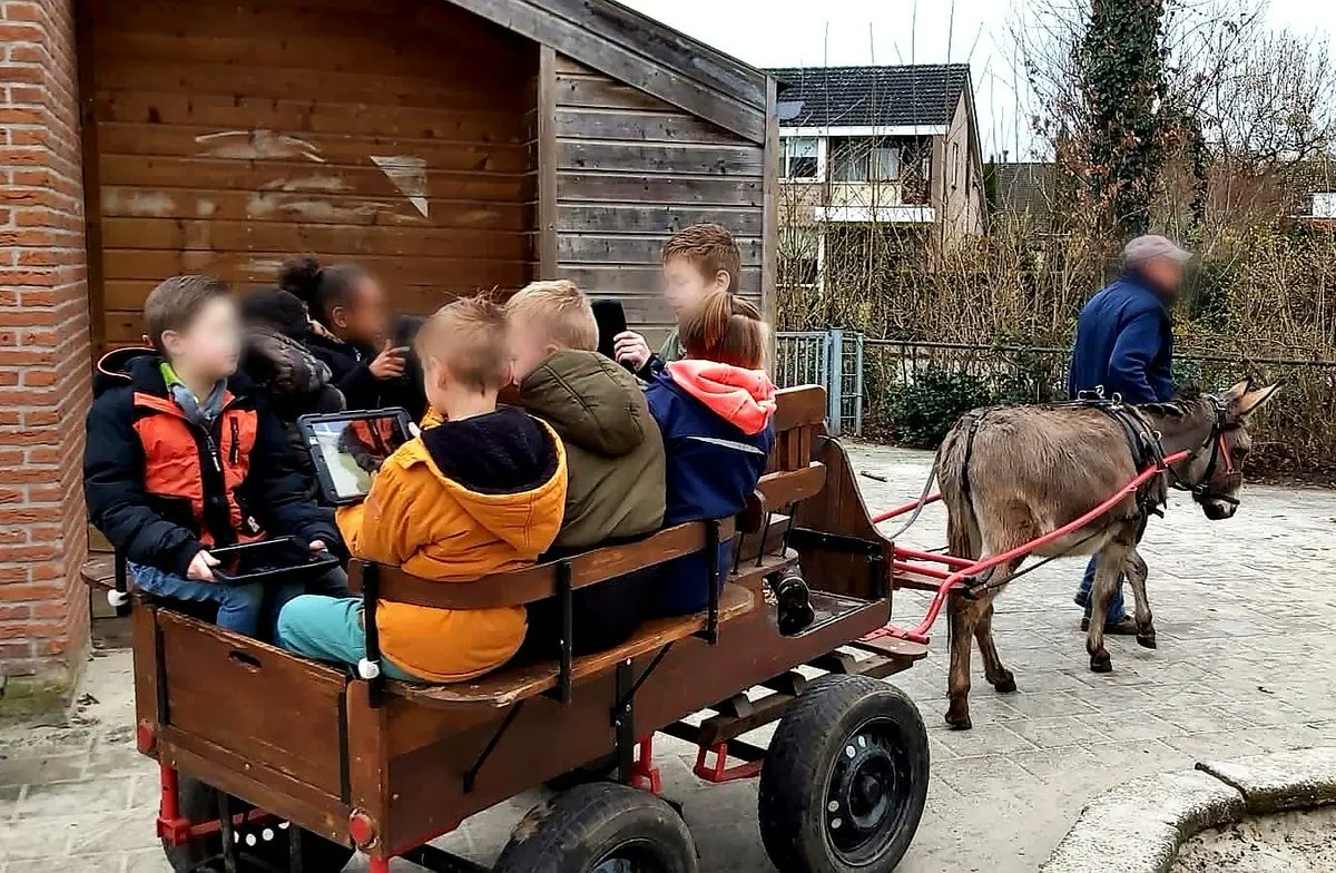 Vandaag hadden we de opening van ons nieuwe #Jeelo project: Zorgen voor dieren! Hiervoor kwam 'de dierenweide’ naar mijn werk. We mochten met kippen en konijnen knuffelen, de pony en de ezel verzorgen en rondjes rijden in de menkar. Zo leuk, deze manier van leren! <a href="/JeeloNieuws/">Jeelo-Je Eigen Leeromgeving</a>