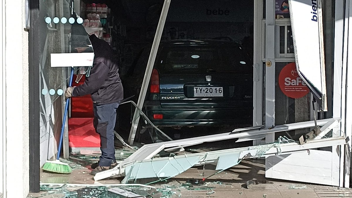 MagallanicoHoy's tweet photo. #Ahora #Puq vehículo termina al interior de farmacia en el sector norte de #PuntaArenas, @CarabMagallanes en el lugar, no hubo lesionados https://t.co/Nh4U4gsH68