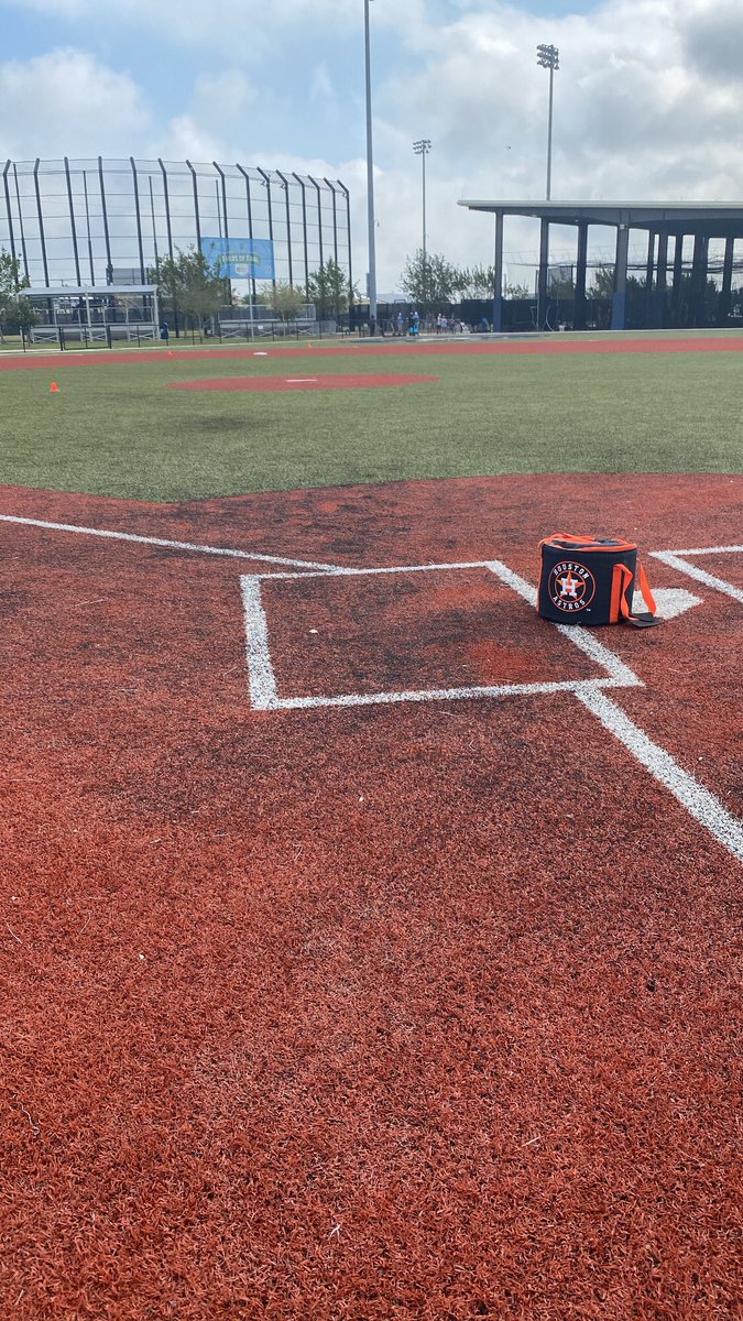 javierparrac_'s tweet photo. ¡Regresamos al terreno! ⚾️
Hoy presentes en el campamento primaveral de @LosAstros para @ConLasBasesFull #Beisbol #MLB #LasMayores #Astros #Houston #SpringTraining #mlbpa https://t.co/odM6ASMmE8