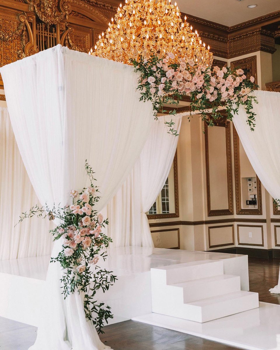 Im a black lesbian wedding and event planner in Los Angeles. I designed, planned, created the cake for this beautiful wedding. Here are some of the ceremony photos 🥲

Would love to do more black elegant weddings but y’all know how hard it is to gain followers😩 Share me please