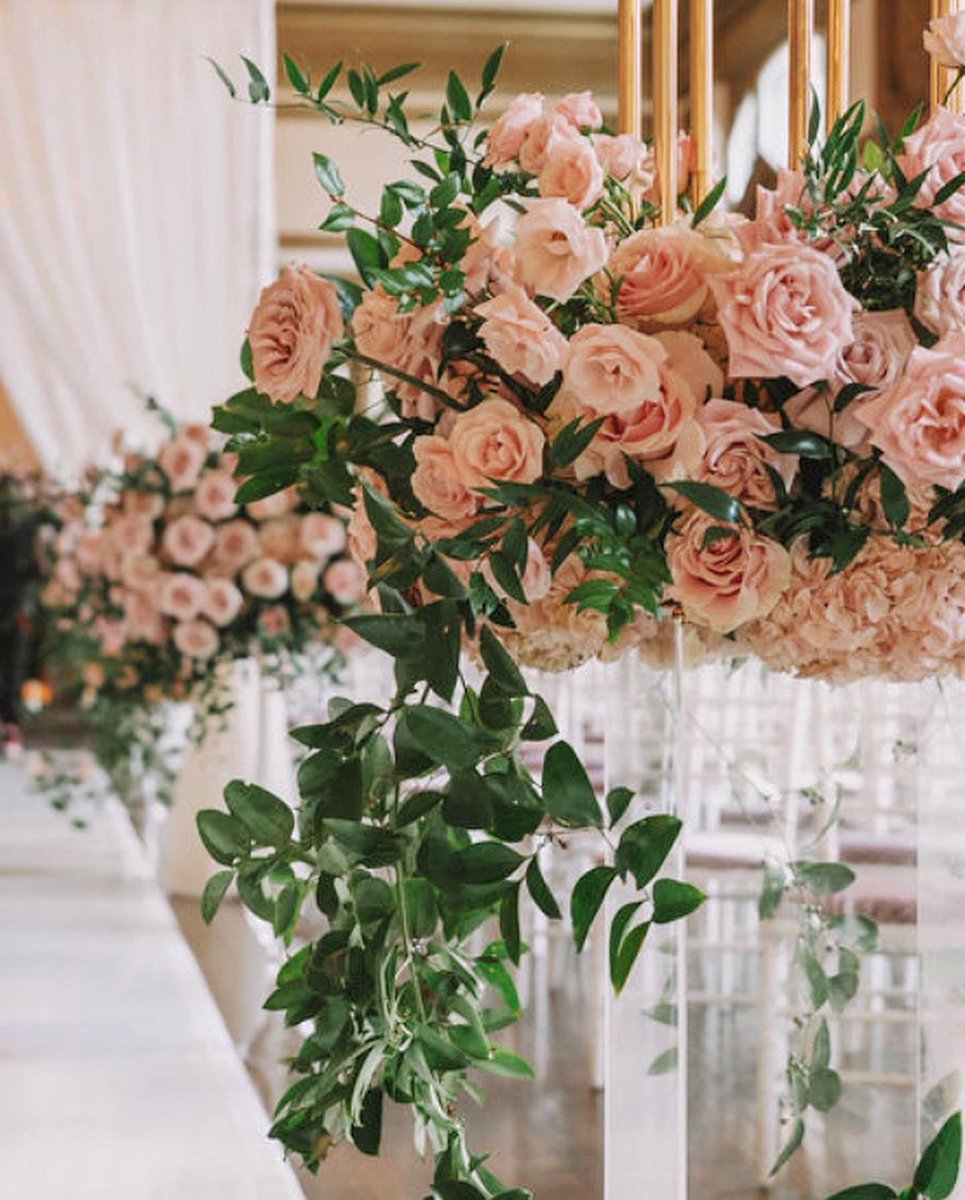 rollsroycelyn's tweet photo. Im a black lesbian wedding and event planner in Los Angeles. I designed, planned, created the cake for this beautiful wedding. Here are some of the ceremony photos 🥲

Would love to do more black elegant weddings but y’all know how hard it is to gain followers😩 Share me please https://t.co/ATxfV03jRg