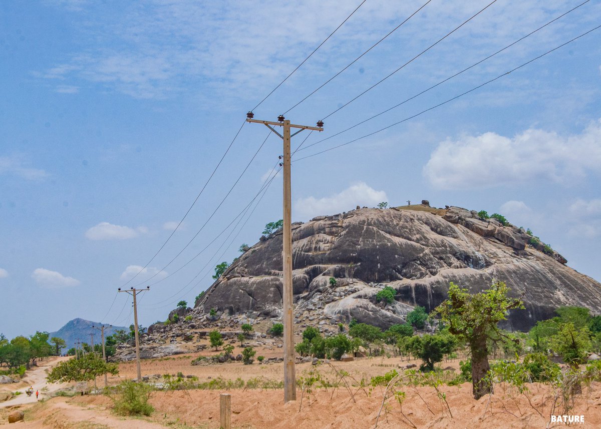 baturezing's tweet photo. If you can see the statue ' ✝️' on top of the mountain drop a '❤️' for me.

📍: Yakoko Mountain, Zing, Taraba State.

#BatureChronicle #BaturePhotography #ZingTwitter #ZingTaraba #ZingMountains #NFT  #NFTCommmunity https://t.co/OkviPQw6z2