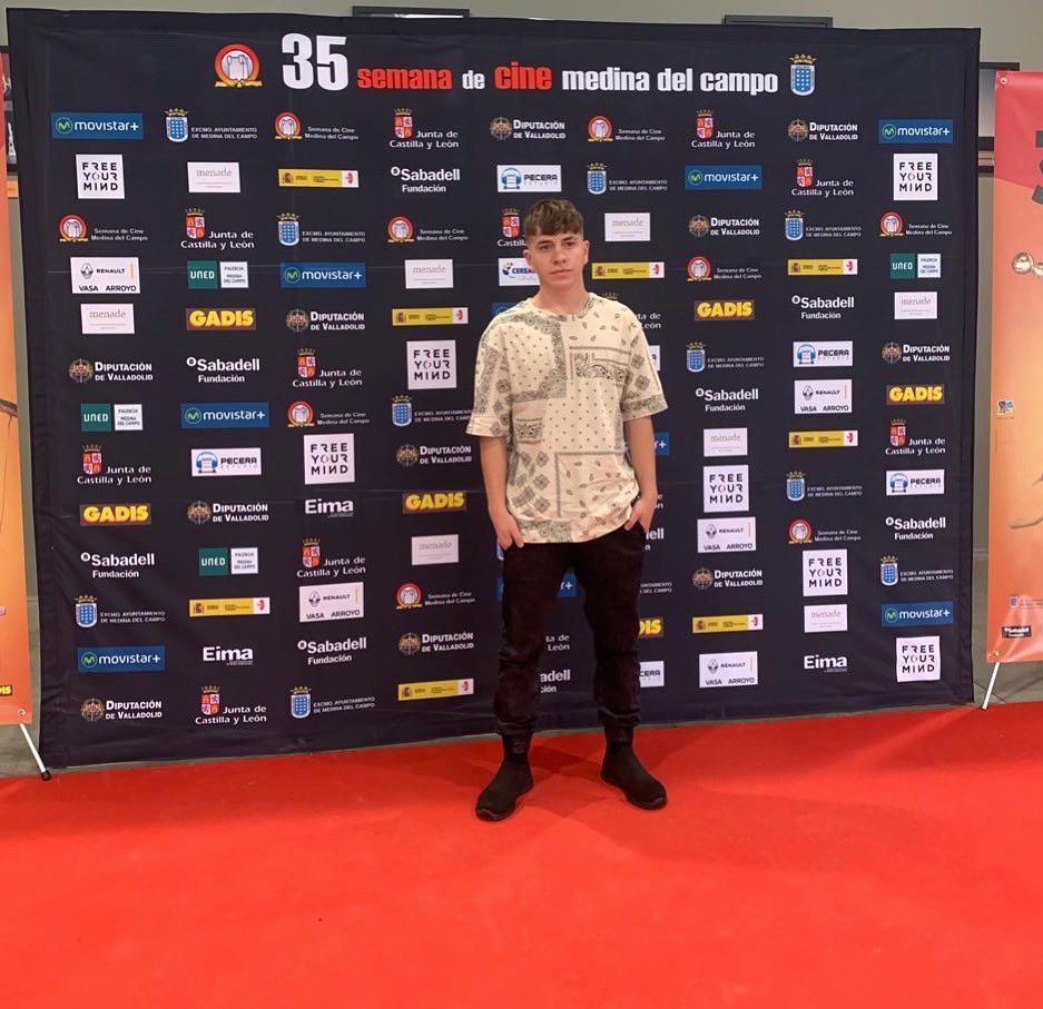 cortointentando's tweet photo. ¡Qué gran honor estar en @FestivalCineMed @Langui_Oficial ! 
📸 Hugo, actor e imprescindible de Intentando
#35secime #intentando #cortointentando
#ellangui #señoralphonseproducciones #bijoux #filmakersmonkeys #vlmn #selectedfilms #karmafilms https://t.co/cNLQBuNnIz