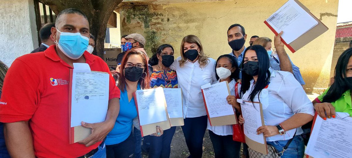 mineducacion_ve's tweet photo. #Carabobo | Gracias a las políticas de protección del Pdte. @NicolasMaduro, la Min. @_LaAvanzadora realizó la entrega de artículos de Mi Casa Equipada a docentes. @Aymaraguiar 

#RostrosProductivos https://t.co/29KBiOOHQo