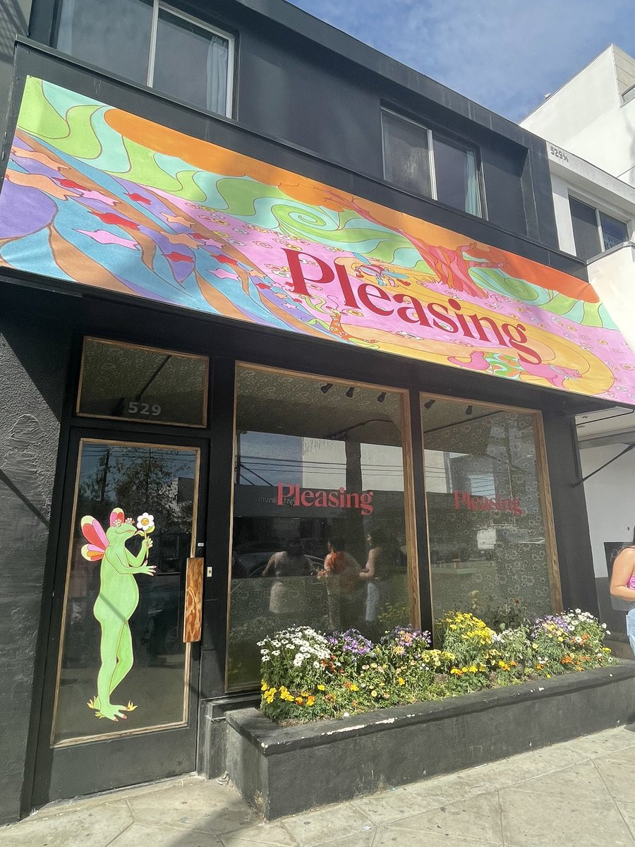 ot4tpwk's tweet photo. IM SITTING ON THE STREETS OF HOLLYWOOD FOR HARRY STYLES🤍🤍 #pleasingLA #pleasingpopup https://t.co/yojvwOYbDk