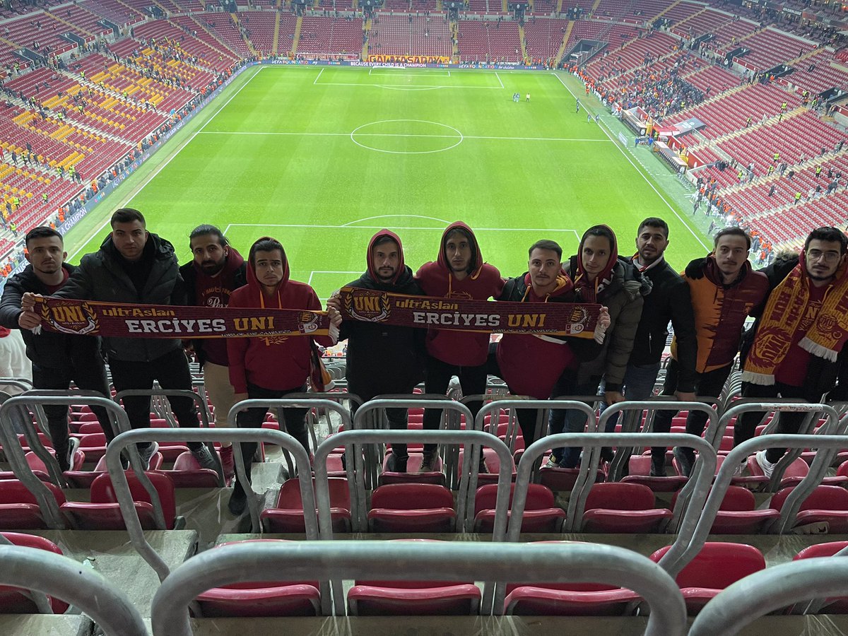 ÖYLE ŞEYLER YAŞATTIN Kİ, UĞRUNDA ÖLMEYE DEĞER !

GALATASARAY’IMIZI Barcelona karşısında yalnız bırakmadık.
#uAUNIErciyes
#ultrAslanUNI