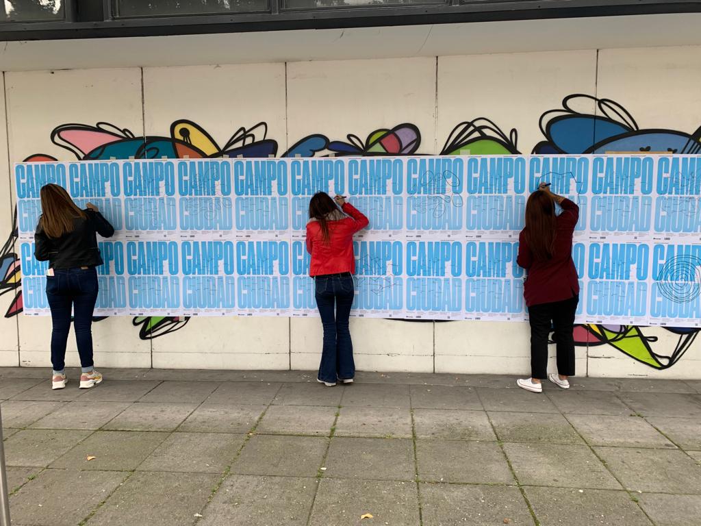 FunProlongar's tweet photo. Hoy en nuestro #tbt queremos recordar el happening que realizamos el pasado 28 de febrero junto con @FundacionPlan y #NicolasParis. Nos tomamos la calle para invitar a las personas a dibujar y pensar nuevas formas de integrar el campo y la ciudad. https://t.co/FEzNfoQFVy