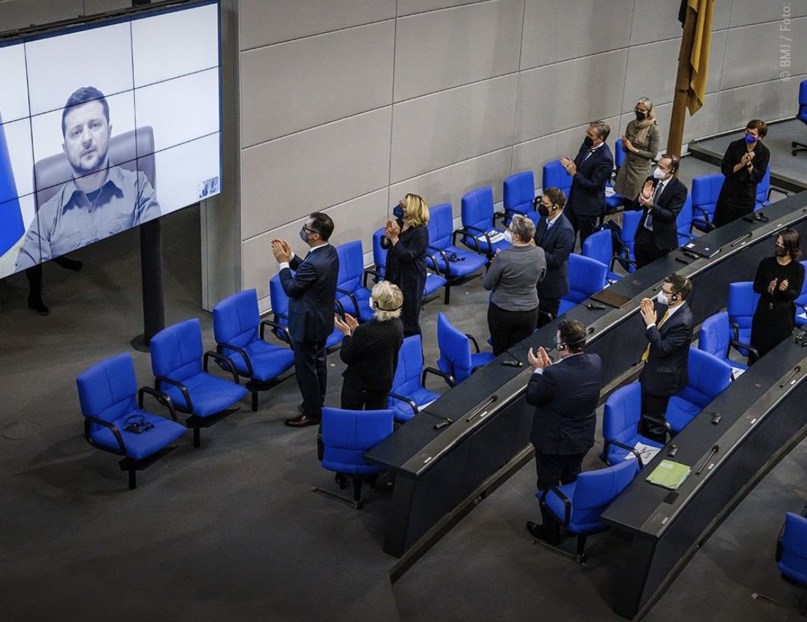 Ich frage mich, ob #Selenskyj sich gerade so fühlt, wie damals die Pfleger und Ärzte zu Beginn der Pandemie?