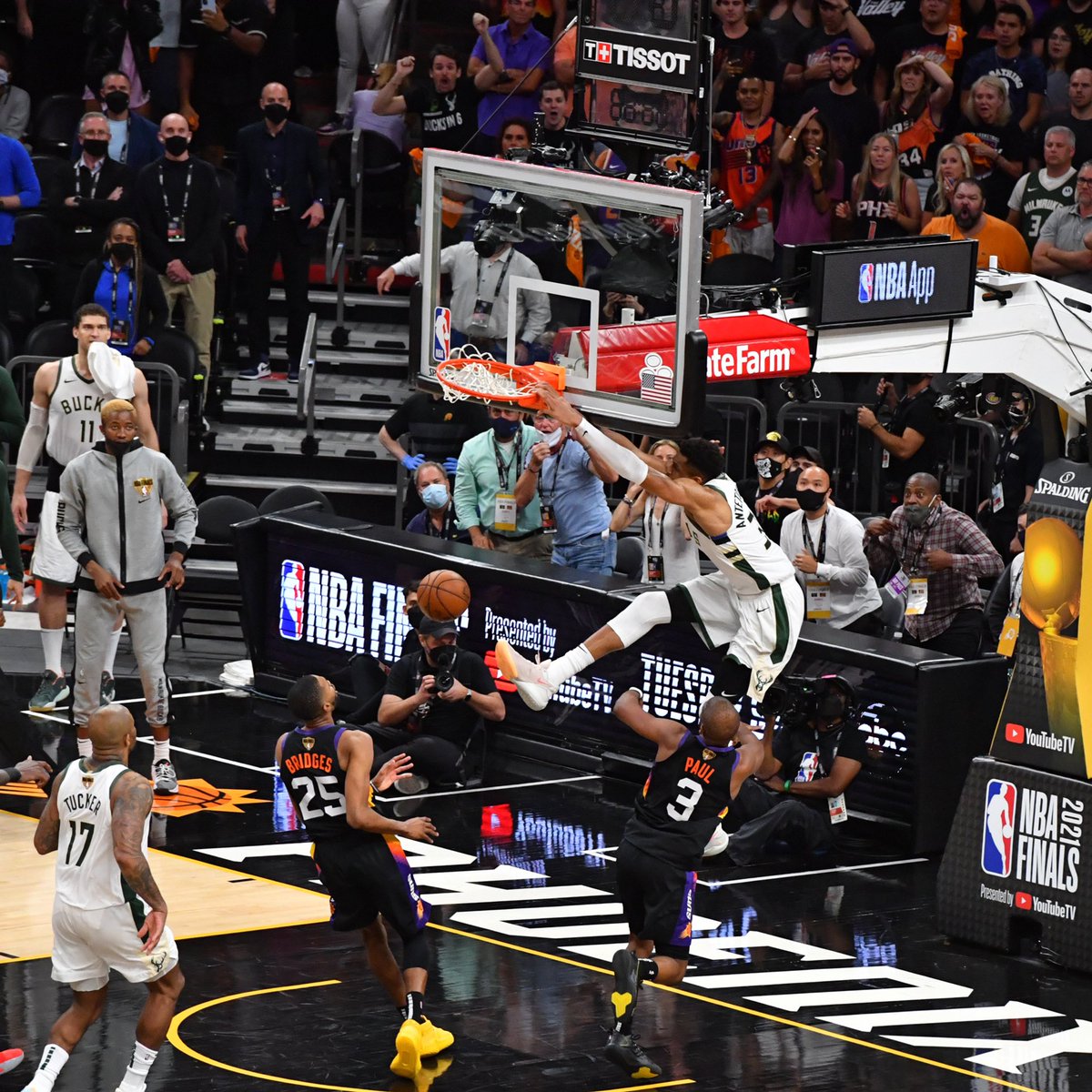 ReezyRacks's tweet photo. One of the best finals pictures ever. https://t.co/Fu1ka8k1H4