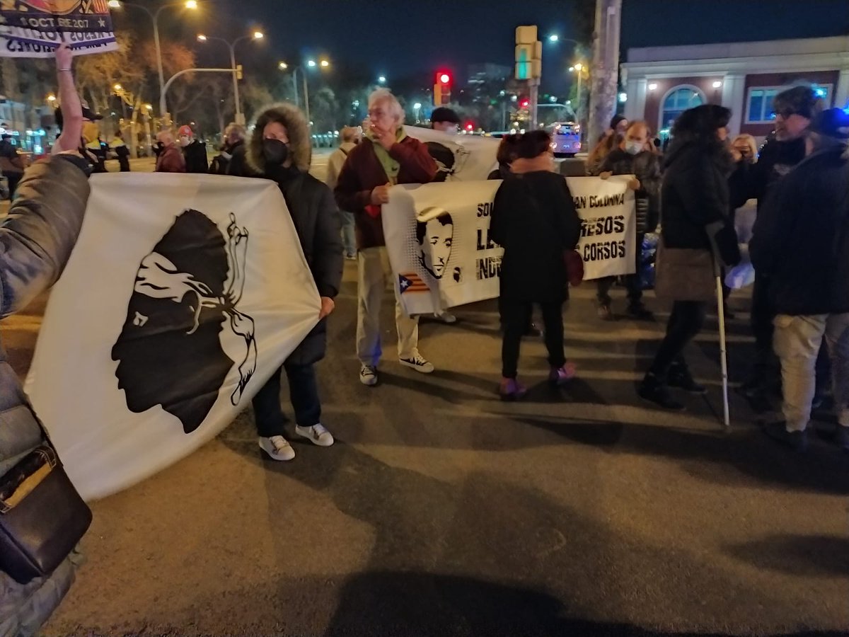 CatalunyaCorsic's tweet photo. Concentració de solidaritat amb Corsica amb els companys de Meridiana Resisteix . Lectura del manifest de solidaritat Catalunya amb Corsica, per Jordi Pessarrodona. Llibertat presos polítics corsos. @CORSICA_LIBERA @uribombu @MeridianaResis1 @AssoSulidarita @catala_estat https://t.co/aZsyRGr404