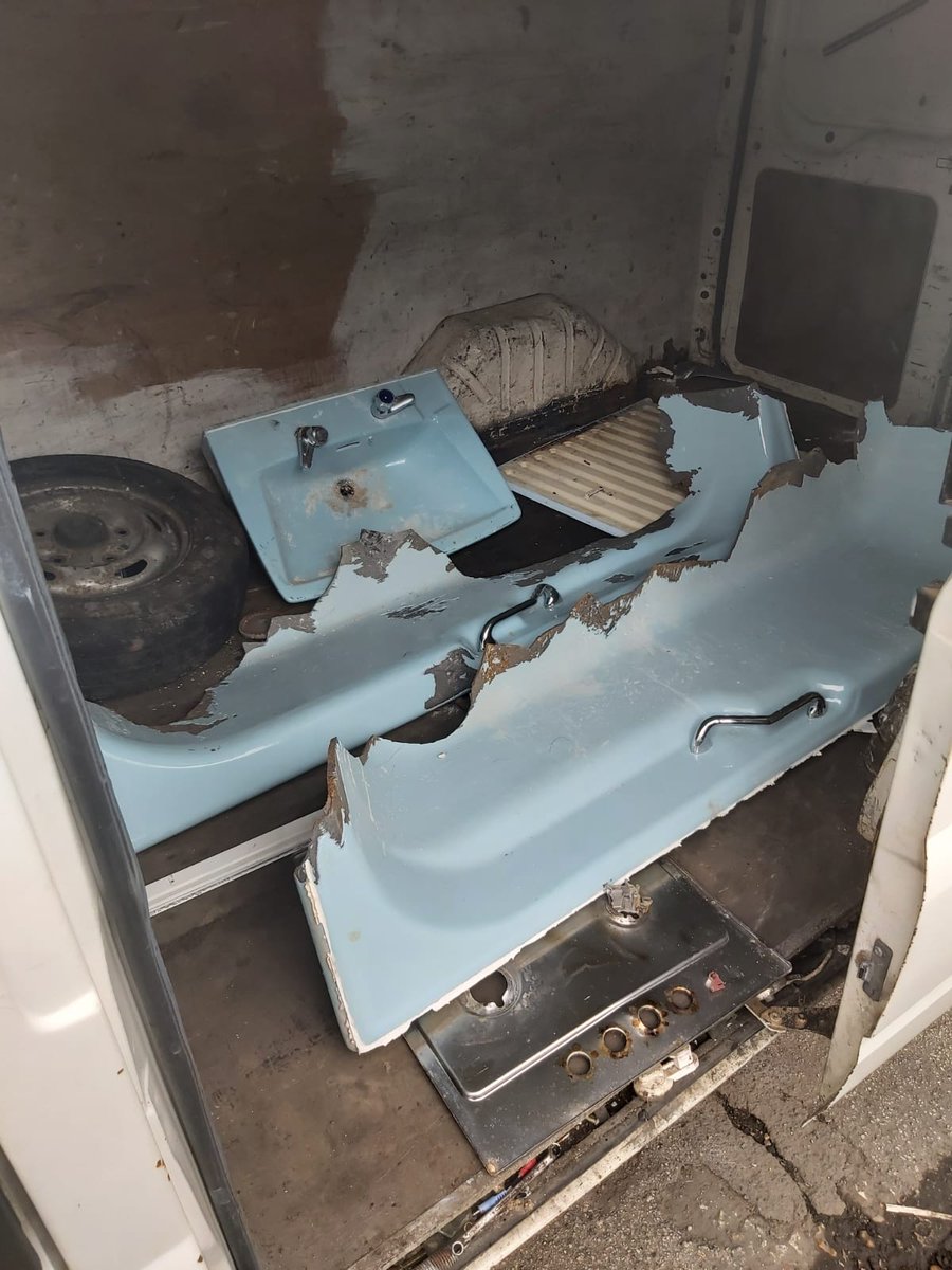 KentPoliceRoads's tweet photo. This van caught the #RSU attention in #Sevenoaks after the driver seen not wearing a seat belt.  Further checks revealed no valid insurance for business use and no waste carriers licence. Vehicle seized and driver reported for all offences. #DriveLegal GS https://t.co/cGOqxAQfFa