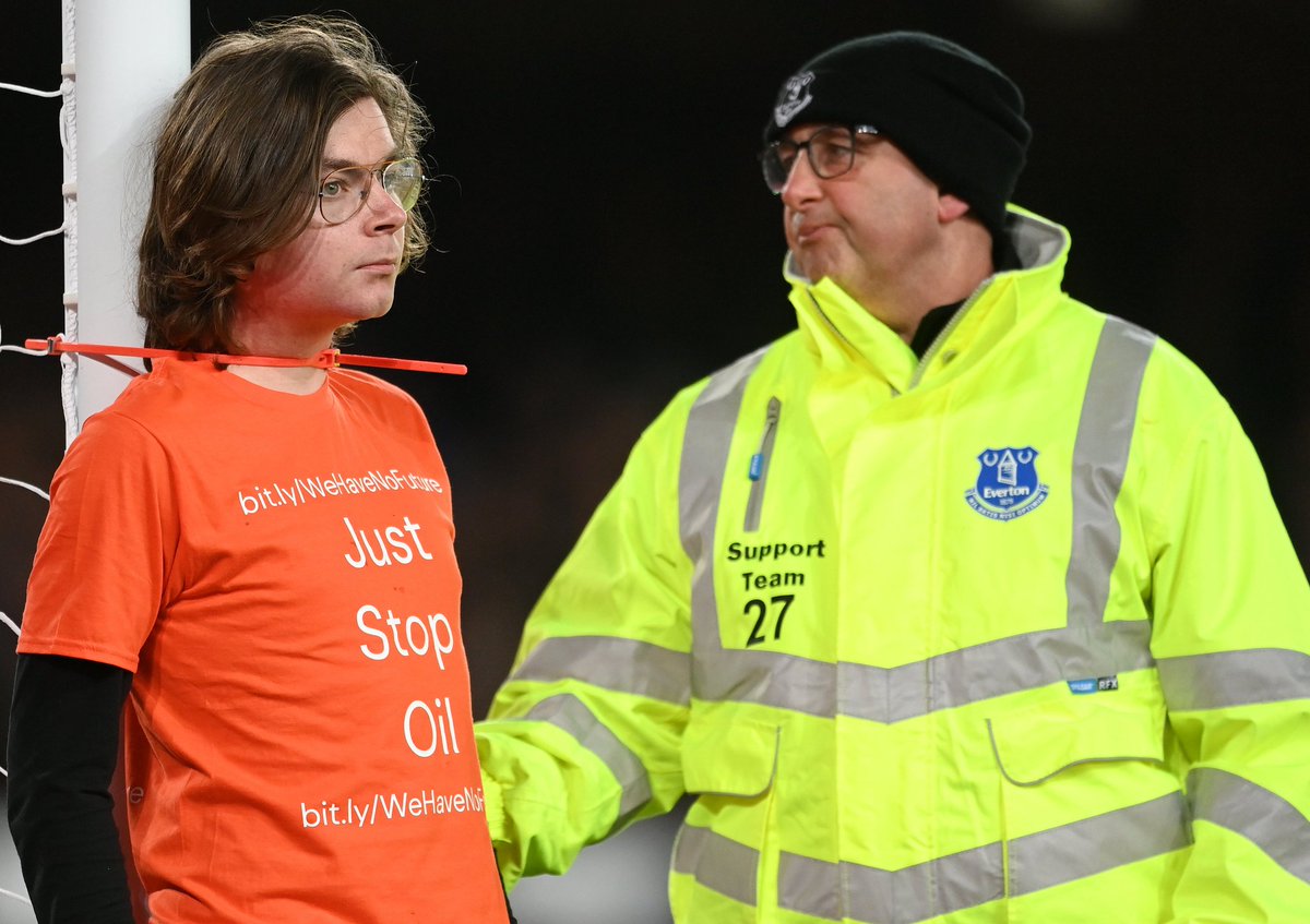 datoffee's tweet image. Don't be too harsh on the lad. He's done more to delay inevitable relegation than the rest of #EFC.