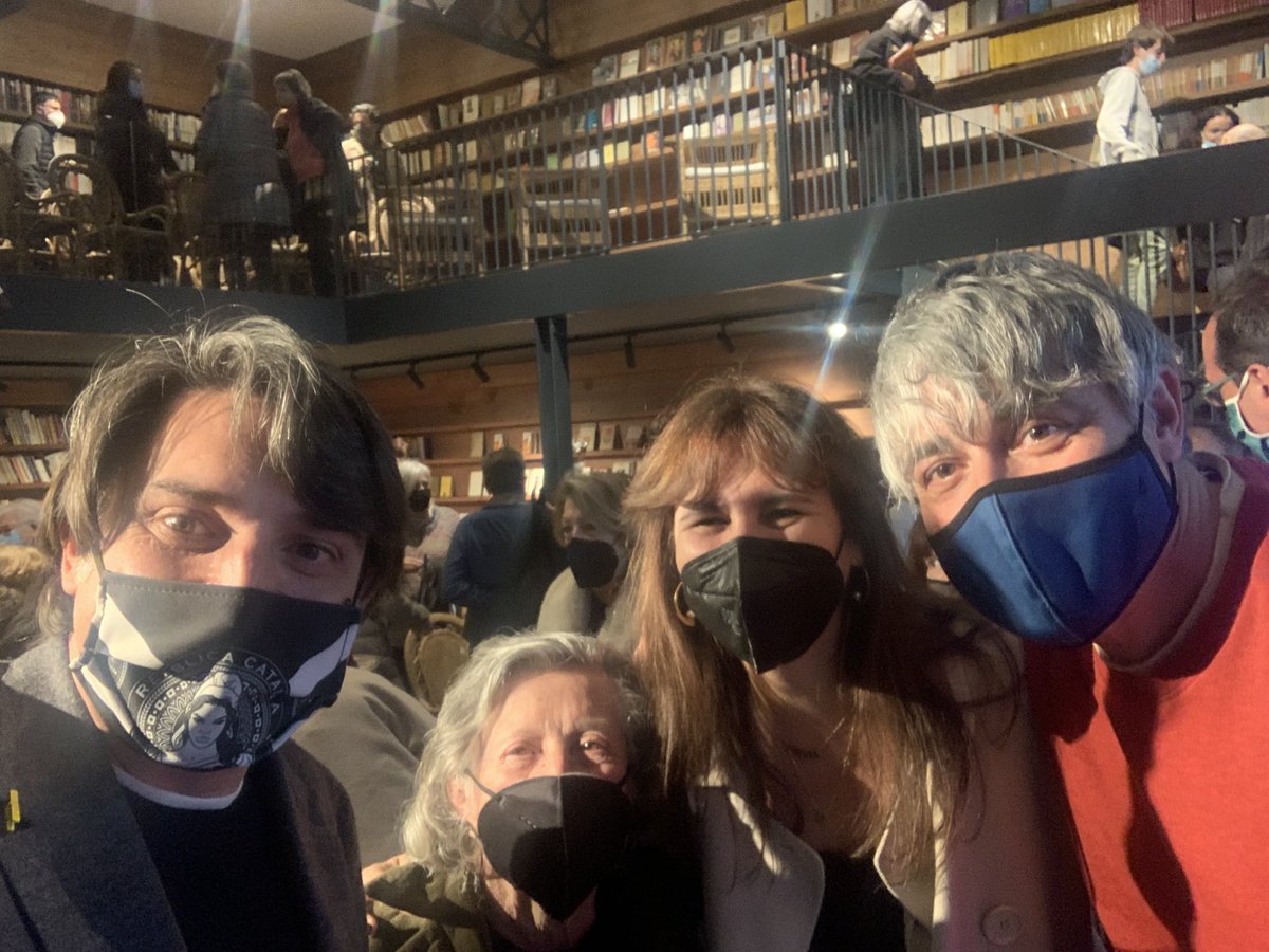 francescd's tweet photo. 25 anys de @Trenkalos a Bòsnia, el Tibet, Congo… 25 anys concentrats en un concert ple de sentits i d’emocions a @OnaLlibres.

Gràcies @JordiRodri3 per recordar el que no hem d’oblidar. https://t.co/IcEZ2wkFEm