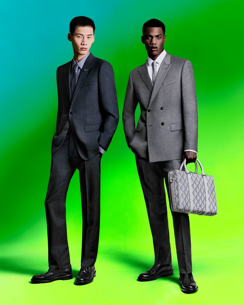 Dior's tweet photo. Classic wools are reborn for #DiorSummer22 https://t.co/gMkVICRNrM by Kim Jones as trim tailoring with a vintage spirit and separates including a zip-front blouson and cargo pants, worn with derbies, #DiorB27 and 'B23' sneakers and #CDDiamond bags.
© Rafael Pavarotti https://t.co/gnrITg4OAl