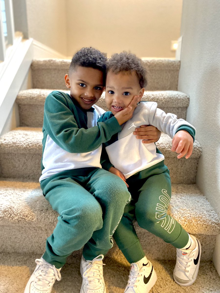 We not Irish ☘️ but I think we still deserve a kiss☺️😊 Happy St. Patrick’s day from the bro’s!!