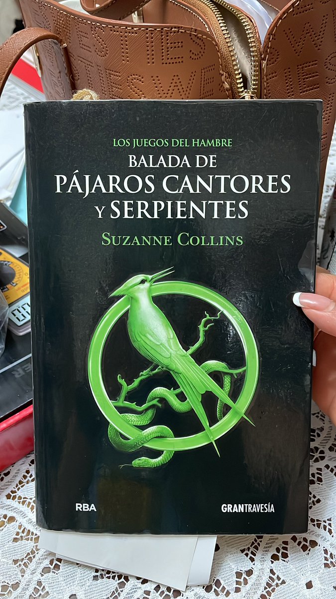 princesa_glez's tweet photo. @LibreriasGandhi ¿La chica del Distrito 12?No se le ocurría un insulto peor.El Distrito 12,el más pequeño de todos,un distrito de chiste,con sus
críos desnutridos y artríticos que siempre morían durante los primeros cinco minutos.Y, encima,¿la chica?…Las chicas partían con desventaja https://t.co/OLd8phjCMN