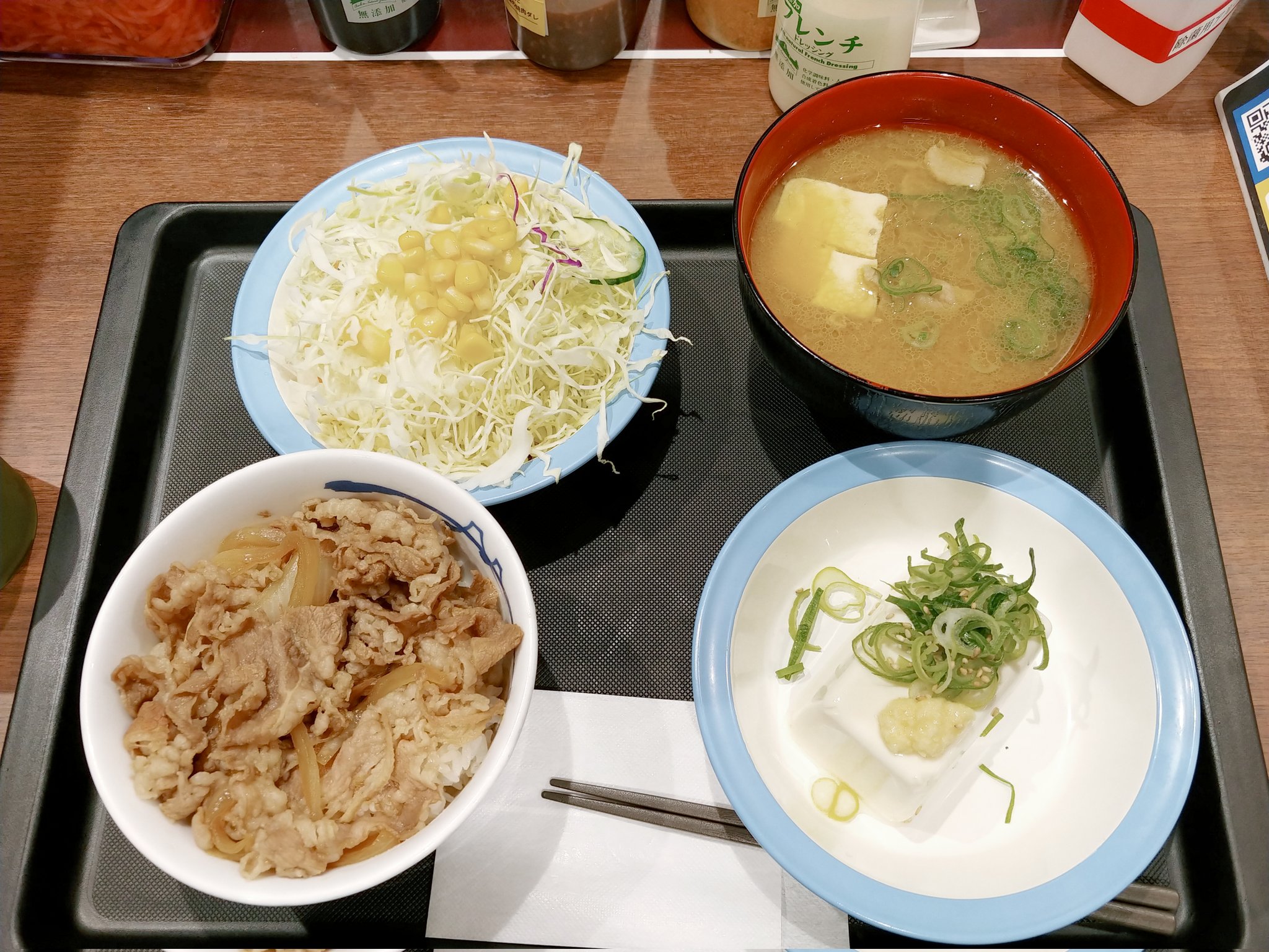 バサラ 今日の朝御飯 松屋 の ミニ牛めし 生野菜サラダ 冷奴 豚汁 を頂きました 今日も１日頑張っていきましょう 松屋 松屋フーズ T Co Wdmospctml Twitter