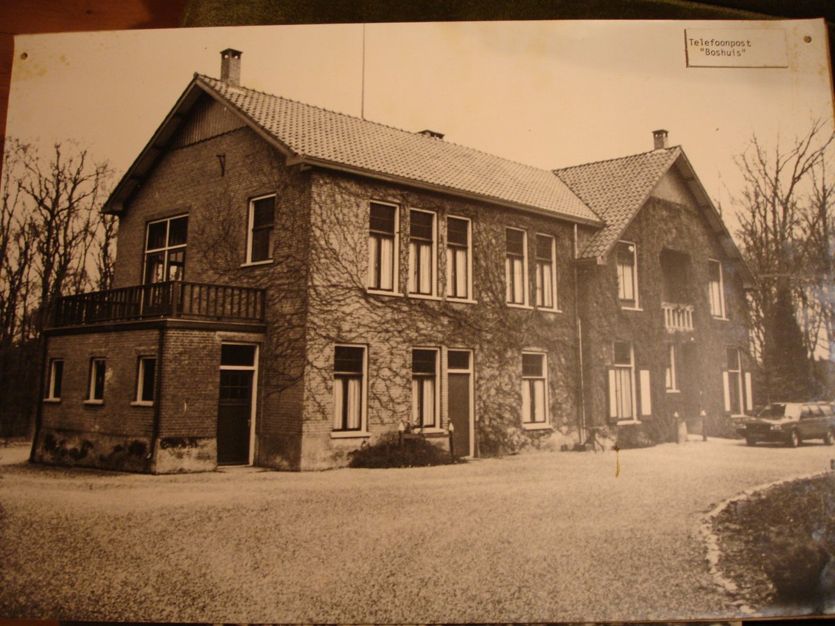 Luchtfoto telefoonpost Boshuis bij Gortel. Verbinding met Nijmegen PGEM centrale ivm wapendroppings op 36 Bunder bij Vierhouten. Boshuis was jachthuis van kon. Wilhelmina.