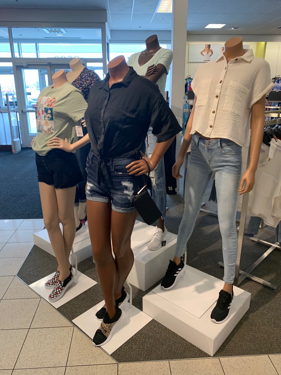 dayydreamerr's tweet photo. @Kohls I was absolutely floored to see people of color for mannequins! In ALL shades. Thanks for representing #Smallwins https://t.co/ea8lVOMfto