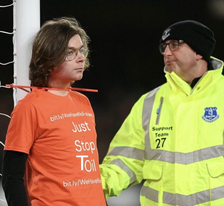 Rumour has it this guy wanted the day off to watch the racing but his colleague all had accrued time #EVERTONNEWCASTLE #JustStopToil #CheltenhamFestival