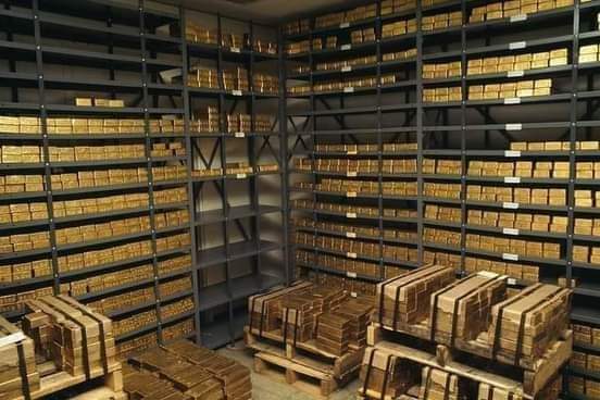 تمتلك فرنسا رابع احتياطي عالمي للذهب ولا تمتلك منجم واحد!
مقدار الذهب لديهم 2436 طن بما قيمته 111.8 مليار دولار,

بينما أن دولة #مالي لا تمتلك أي احتياطي من الذهب, رغم أنه يوجد بها 860 منجم من الذهب وتنتج 50 طن سنويًا؟!

 فرنسا تتواجد في مالي لمحاربة الإرهاب