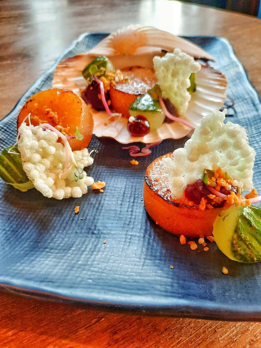 Chef Jac-benny Cok Restaurant Villa D'este Oudenbosch:
* Daikon Coquille Rettich | Komkommer | Dashi ( vegetarisch ).
* Daikon Jakobsmuschel Rettich | Gurke | Dashi (vegetarisch).
* Daikon Scallop Rettich | cucumber | Dashi (vegetarian).