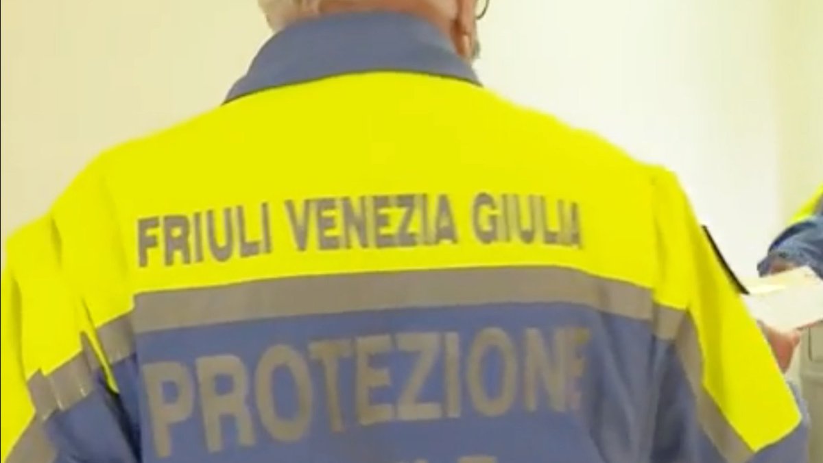 staff_M_Fedriga's tweet photo. 🔵Non si ferma mai il lavoro dei volontari🟡
Sono state allestite strutture per la prima accoglienza dei profughi ucraini ai valichi di #Tarvisio e #Fernetti.
A #Udine invece, è stato organizzato.. 👉https://t.co/TEnj09mybQ
#EmergenzaUcraina https://t.co/c09F2vPX9f