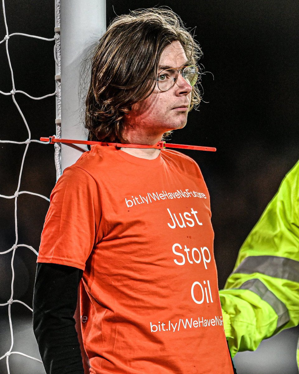 ActuFoot_'s tweet photo. La rencontre entre Everton et Newcastle a été interrompue pendant de nombreuses minutes après qu’un manifestant se soit attaché le cou à un poteau. https://t.co/L4cMS3QNs8