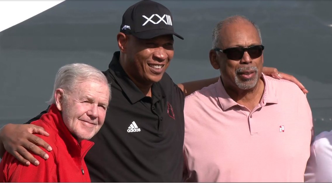WDRBWAVE's tweet photo. Kenny Payne arrives in Louisville -- wearing a Cardinal shirt. https://t.co/TgIGP3SGhk