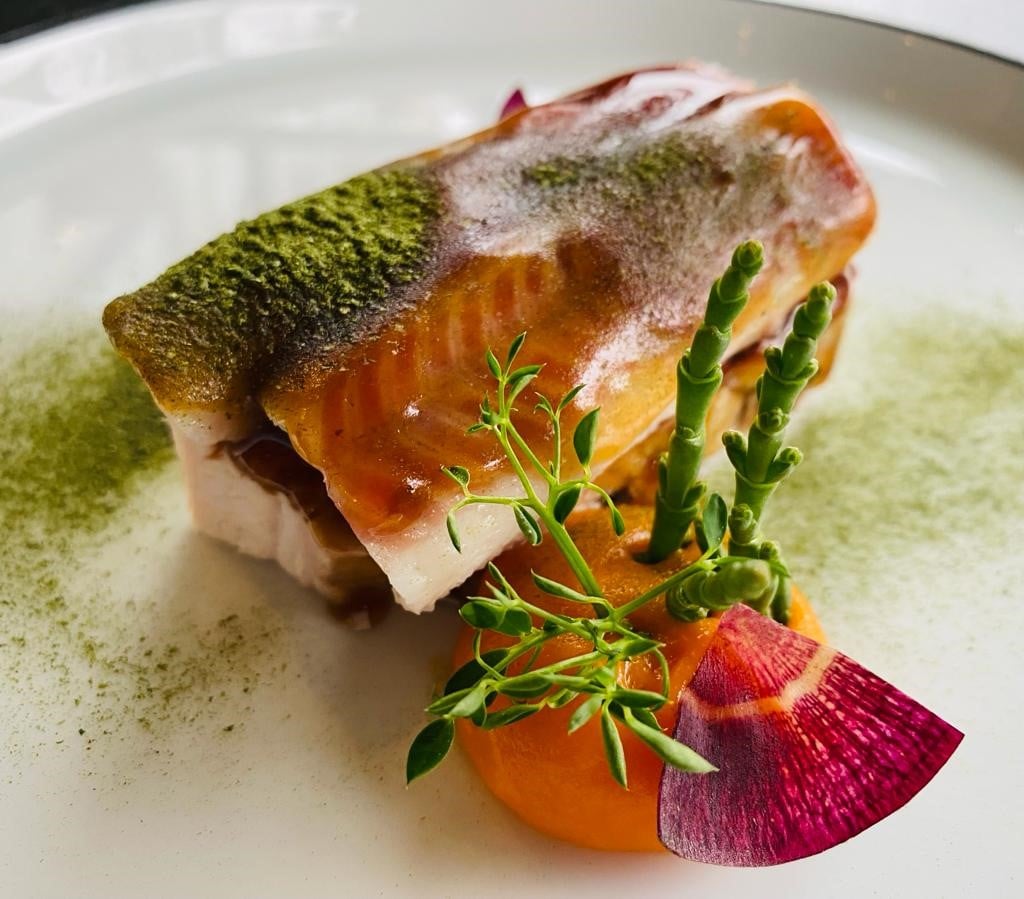 Chef Patron Denis Nijp Restaurant Spui76 Bunschoten Spakenburg:
Gelakte paling | buikspek | wortel | gember | teriyaki.
Anguille laquée | poitrine de porc | carotte | gingembre | teriyaki.
Lackierter Aal | Schweinebauch | Karotte | Ingwer | Teriyaki.