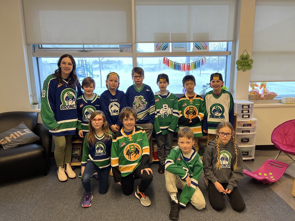 InnovationCU's tweet photo. Students from 5 local elementary schools got to participate in our virtual #iReadProgram, where the @swiftcurrentbroncos read with the kids and answered any questions📚! We also provided every student with a book and a free ticket to a game🏒!
#InnovationCreditUnion #Community https://t.co/yVJsNqGS1o