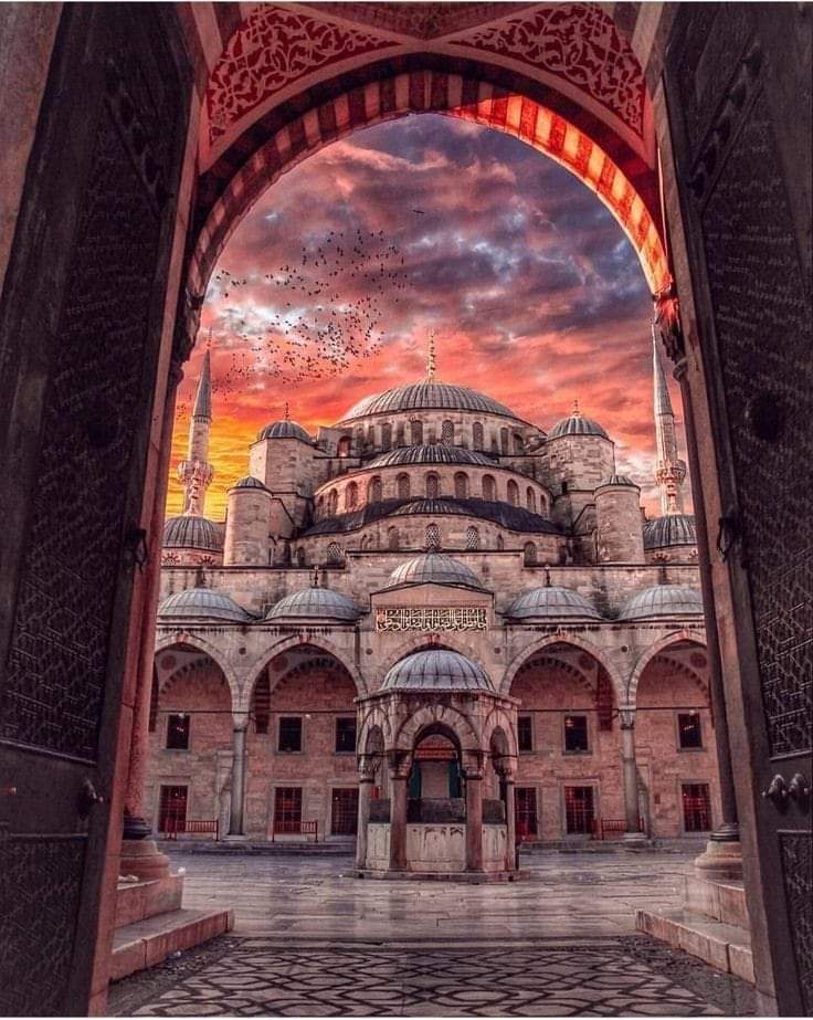 Geceniz mubarek olsun gececiler rabbim açtım ellerimi sana yalvarıyorum bu kulun aciz günahkar nefsine zulüm etmiş kapına geldim medet dert bende deva sende gam keder bende inşirah sende korku bende ümit sende hastalık bende şifa sende fakirlik bende gani olan sen meded ya Allah