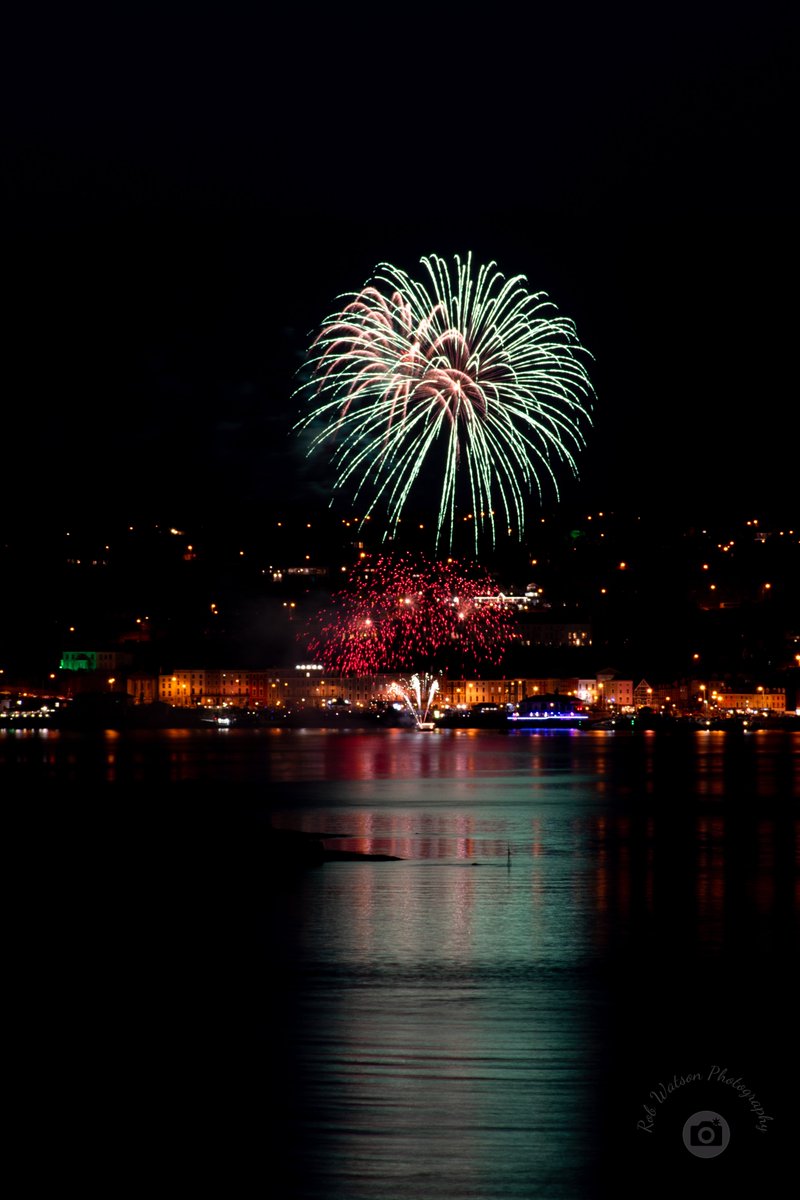RobkWatson's tweet photo. St Patrick's Day fireworks over Cobh.

@corkbeo @CorkHarbourWX @CobhEdition @UKNikon  @midletonimages 

#Fireworks #Cobh #StPatricksDay #photography https://t.co/QTHVdGKgwY