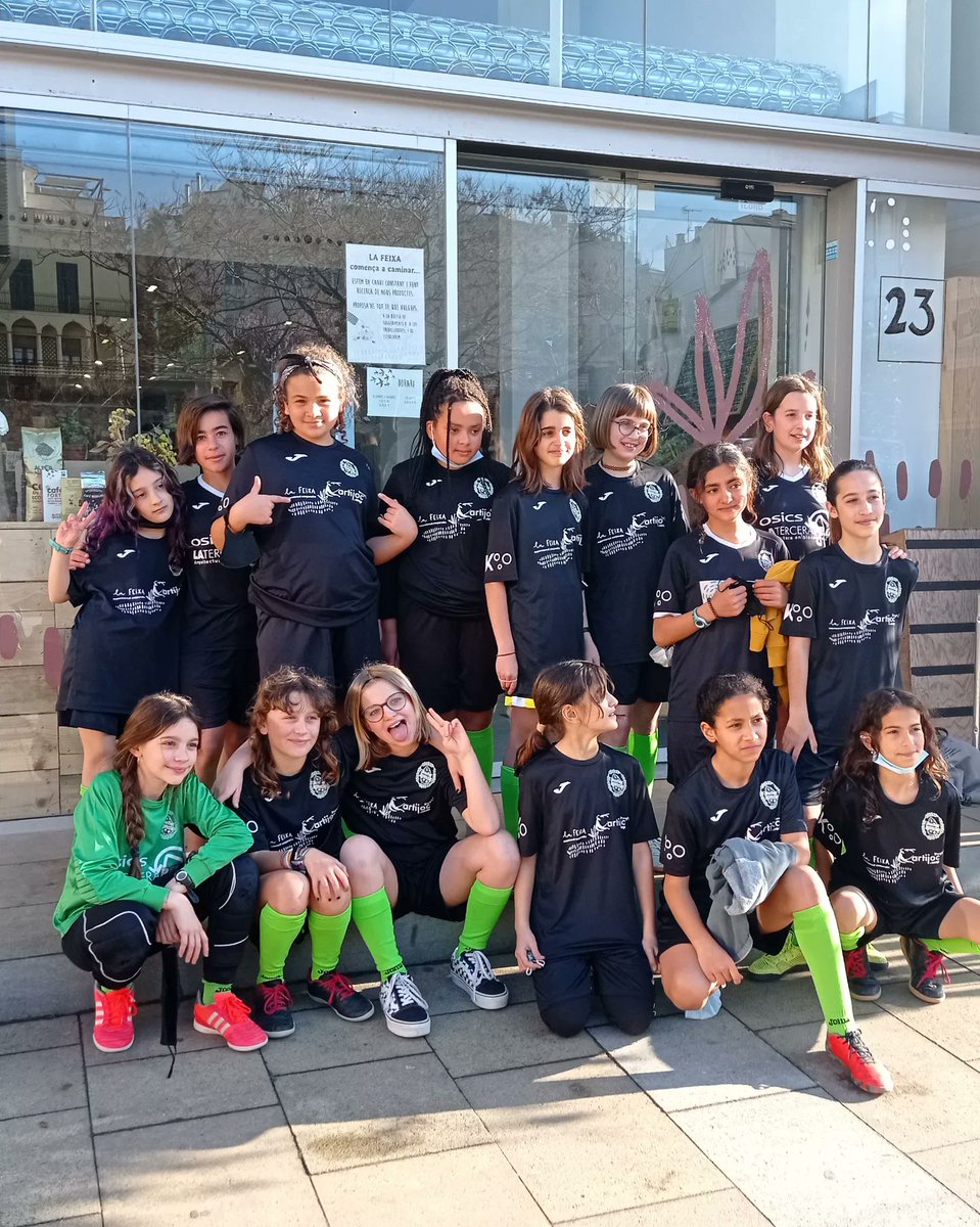 Grandíssimes les jugadores de futbol de l'escola Joan Corominas de #Mataro que, entre altres, han volgut lluir La Feixa a la seva samarreta! 😊🤩

Moltes gràcies, boniques, sou molt grans!! ✊🏼 Ens agrada teixir xarxes amb vosaltres! 🥰

#SupermercatCooperatiu #TransformemElConsum