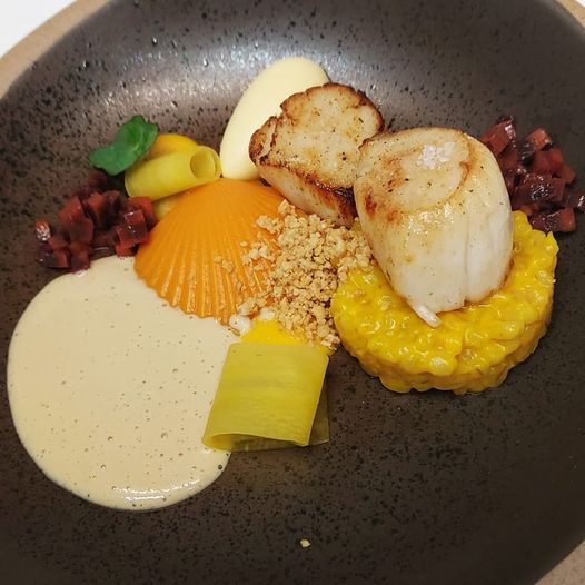 Chef Patron Frank Streefland Restaurant De Nieuwe Polderkeuken Stolwijk:
Structuren van wortel | Coquille | Parelgort | Hazelnoot | Yuzu.
Structures de racine | pétoncle | orge perlé | noisette | Yuzu
Strukturen von root | Jakobsmuschel | Perlgerste | Haselnuss | Yuzu