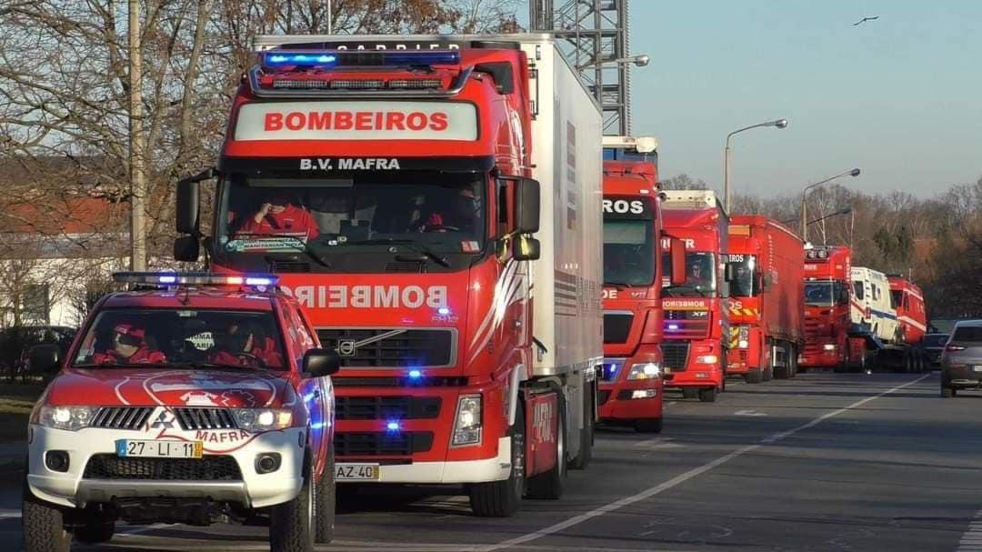 KatharinaKarpi1's tweet photo. A column of Portuguese firefighters in Germany on their way to Ukraine.  The main mission is to deliver medical equipment and rescue vehicles to Ukraine. 🙏🏻❤️🇺🇦 #IStandWithUkraine #unityforukraine https://t.co/p81cLIcWxK