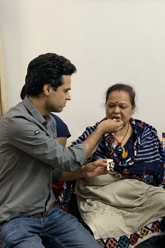 av_127's tweet photo. #MaaKeSangKhana #MealWithMom https://t.co/Lv0clMNFQZ