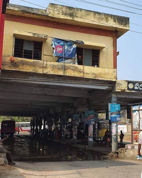 Deejaysaikumar's tweet photo. Warangal Busstand vs Khammam Busstand @KTRTRS https://t.co/zu8pKCxS0k