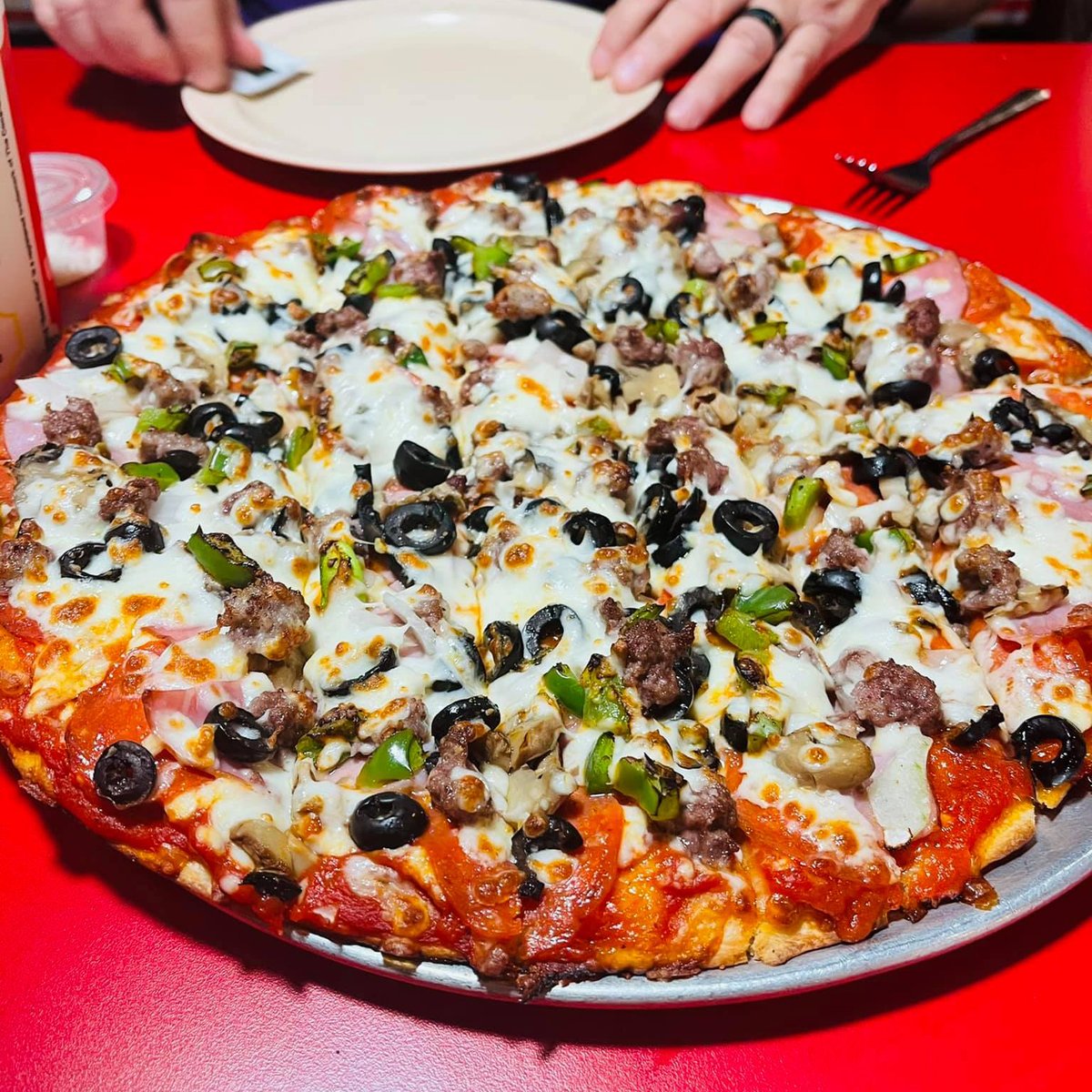 JohnnysPH's tweet photo. 🍀Add a pop green to your pizza toppings today! Happy St. Patrick’s Day everyone! 🍀 #sweepthekitchen #johnnysph #pizza Photo by Joan Hardy. https://t.co/M9ZAEtbFyK