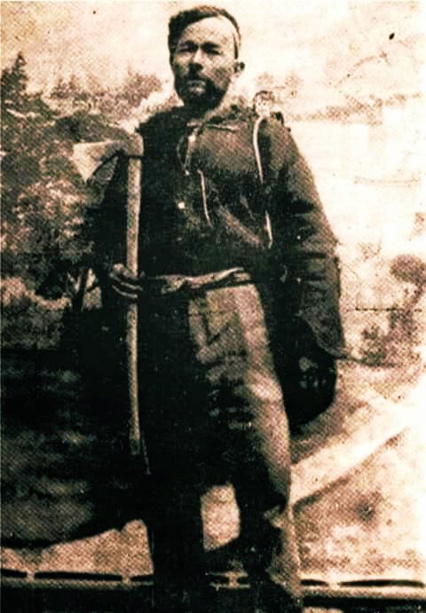 Türk çocuğunun gururla 18 Mart sabahına uyanmasını sağlayanlardan;
Koca Seyit’e
Nazmi Bey’e
Tophaneli Hakkı Bey’e
Cevat Paşa’ya
Tabyalardaki isimsiz kahramanlara…
Ve Çanakkale’yi Geçilmez Kılanlara:
Saygı, rahmet ve özlemle..