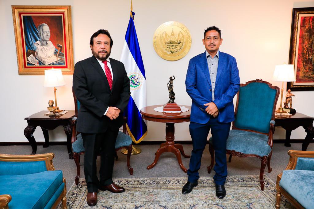 VCpresidenciaSV's tweet photo. El Vicepresidente @fulloa51 junto al alcalde de Jucuapa, Usulután, Selvin Martínez, acordaron trabajar en conjunto para llevar conectividad a diferentes centros escolares de la zona rural de dicho municipio. 🤝 https://t.co/S51ln1pTi7