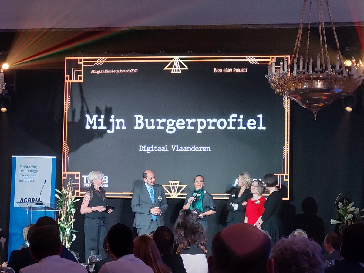 <a href="/digi_vlaanderen/">Digitaal Vlaanderen</a> wint <a href="/Agorianl/">Agorianl</a> award voor beste eGov Project 2021 voor 'Mijn burgerprofiel'! Gefeliciteerd aan deze 4 straffe vrouwen op het podium en hun voltallig team! 👏👏👏 <a href="/BarbaraVanDenHa/">Barbara Van Den Haute</a>