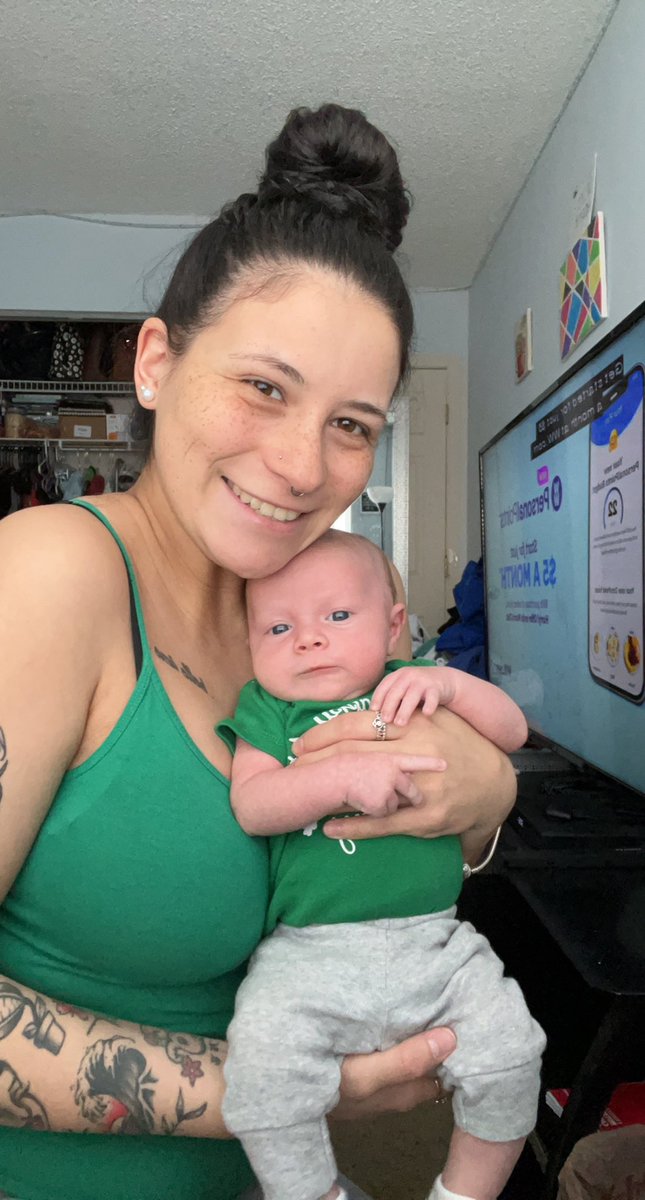 khoskinsss's tweet photo. our 1st st. patrick’s day together ☘️💚 https://t.co/qFyVWaOiuu